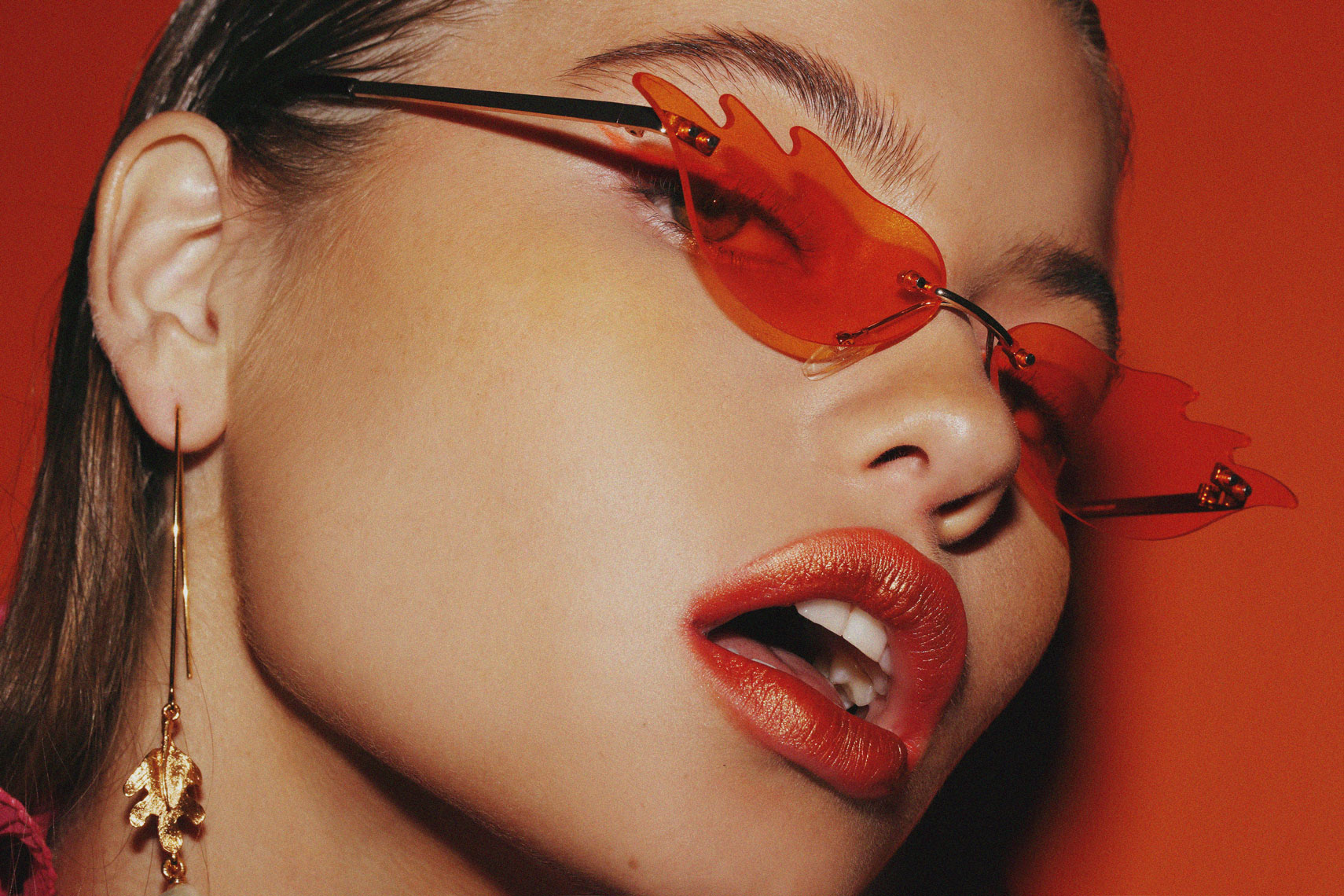 issie-gibbons-fashion-stylist-hanna-hillier-flames-sunglasses-orange-oscar-de-la-renta