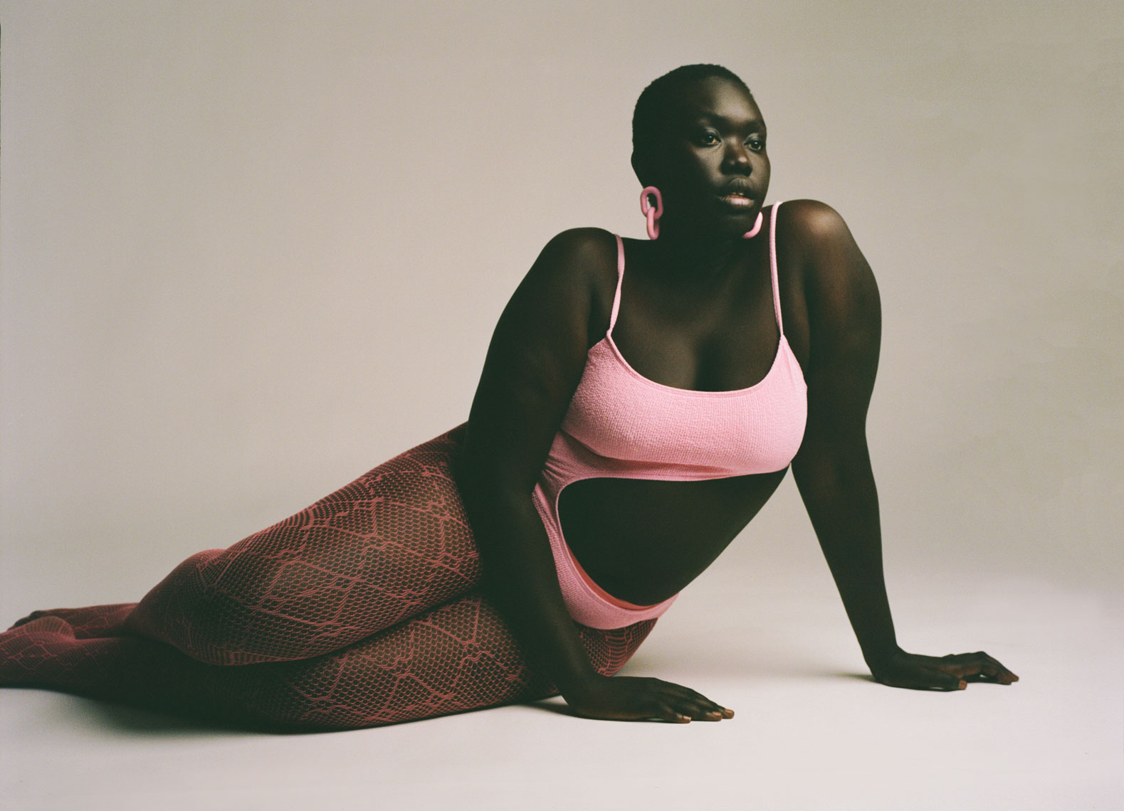 issie-gibbons-fashion-stylist-puls-size-lingerie-pink-fishnets-black-beauty-body-positivity