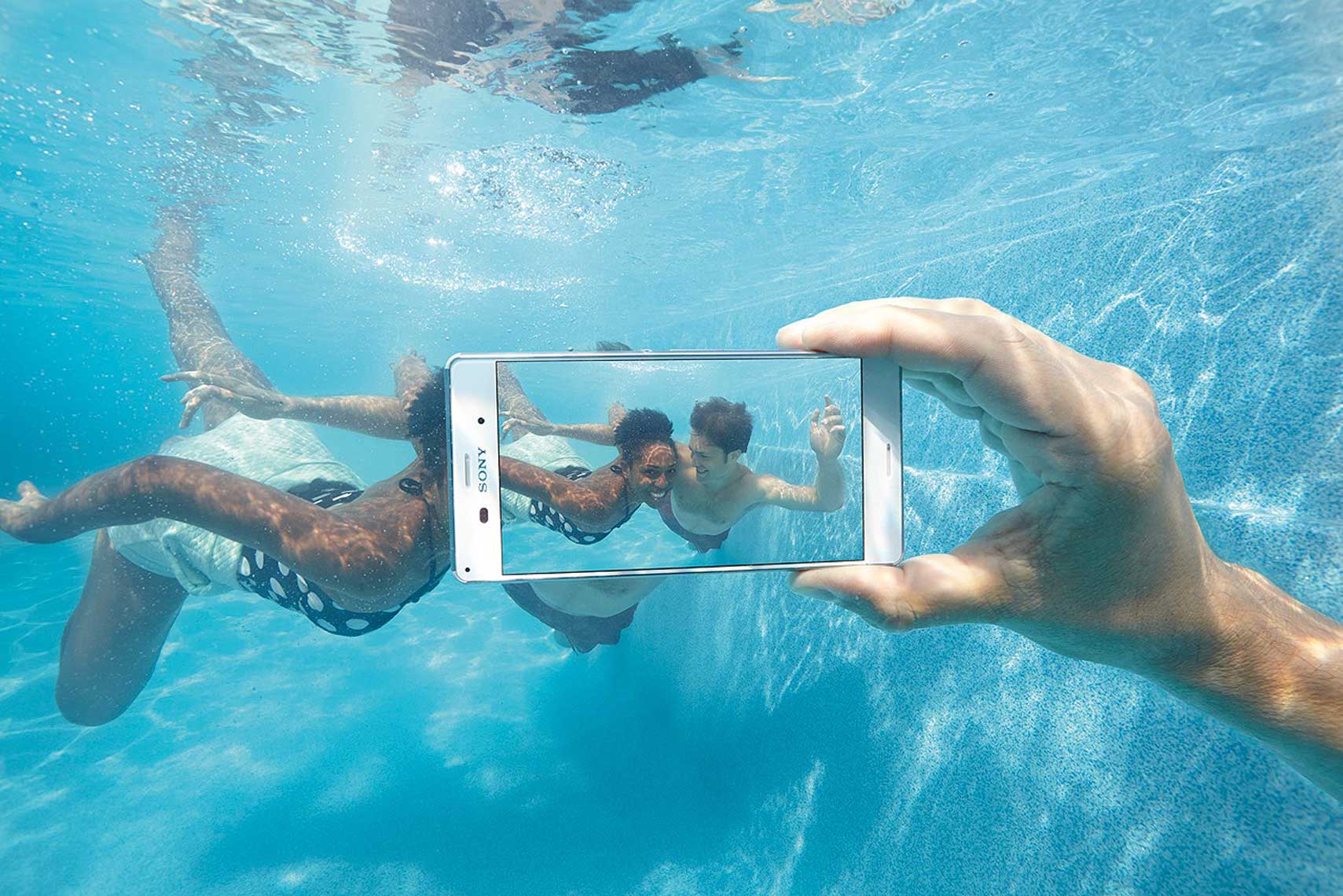 issie-gibbons-fashion-stylist-underwater-campaign-sony-phone