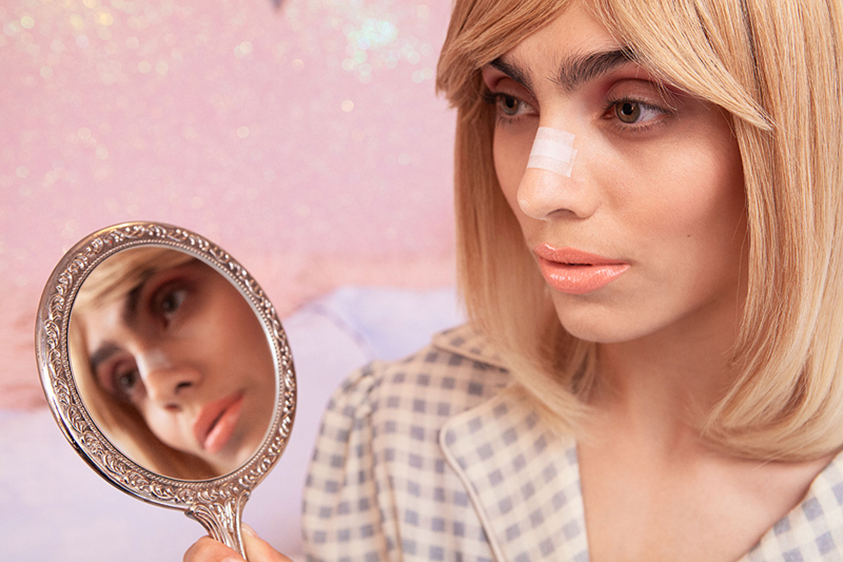 issie-gibbons-fashion-stylist-vogue-italia-eaton-house-pink-house-nose-job-mirror